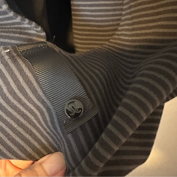 Lululemon Vinyasa Scarf Rulu Hyper Stripe Black Soot button wrap scarf or shawl - Picture 4 of 4